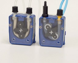 Doseurs de produit de lavage et de rinçage incorporés