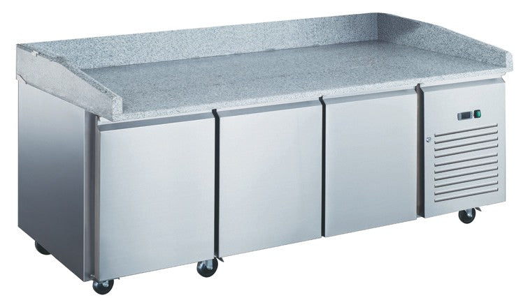 Furnotel - Table à pizza réfrigérée positive en inox avec évaporateur ventilé - 3 portes - 580 litres - PZ3601X