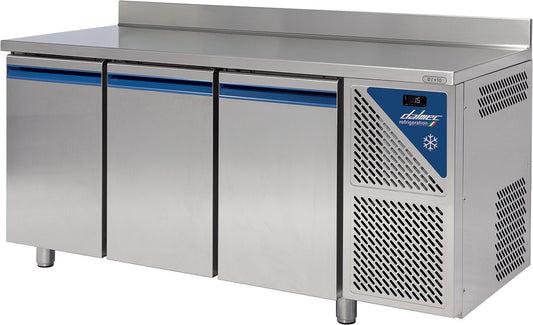 Table réfrigérée avec dosseret - Positive 0/+10°C - 606 L - 3 portes pleines - Prof. 800 - 600 x 400 - TP803-3 - Dalmec